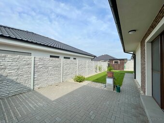 Na predaj moderná štýlová novostavba s garážou a pozemkom - 5