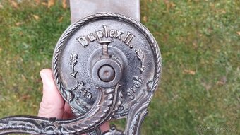 Velmi starý (cca 110-115let) krásný zdobený mlyncek na strou - 5