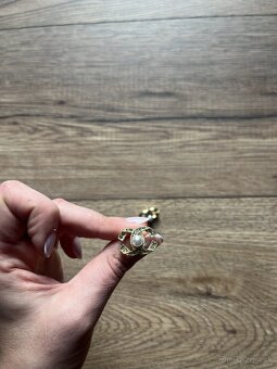 Uplne nove nausnicky Chanel v zlatej farbe v krabicke - 5