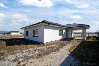 Novostavba- Bungalov s pekným výhľadom na Smolenický  zámok - 5