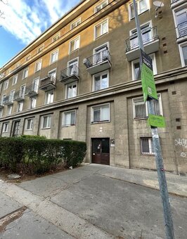 Ponúkame Vám na predaj priestranný 2i byt v lukratívnej loka - 5