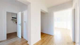 POLIANKY / Priestranný 3-izbový byt s loggiou a kuchynskou l - 5