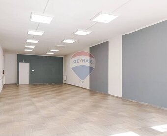 Obchodný priestor v centre mesta HLOHOVEC s výkladom na PREN - 5