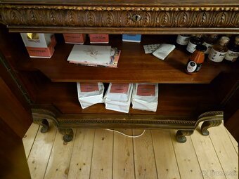 Set historického nábytku – 2 vitríny + 1 príborník - 5