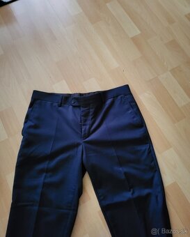 TMAVOMODRÝ OBLEK - 5