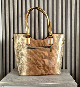 Lakovaná kabelka zlato-hnedá - 5