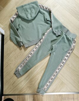 Guess zelena a svetla khaki logovana teplakova suprava - 5