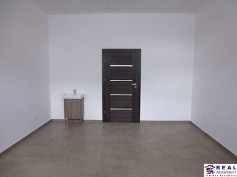 MASARYKOVA: VOĽNÉ NEBYTOVÉ priestory s UMÝVADLOM cca 23 m2 - - 5