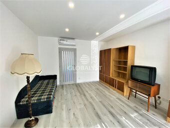 Priestranný, rekonštruovaný 3 izbový byt v centre mesta na T - 5