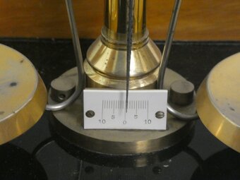 Laboratórne lekárnické váhy v drevenej skrinke mosadz - 5