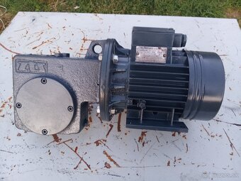 Snekova prevodovka s elektromotorom 0,37kW. - 5