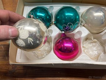 Staré Vianočné ozdoby s lampiónom a káblami. - 5