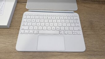 Apple Magic Keyboard Folio for iPad A16 - 5