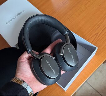 Bowers & Wilkins PX8 - 5
