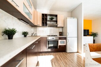 REZERVOVANÝ Praktický 4 izbový byt Rosná ul. Košic - 5