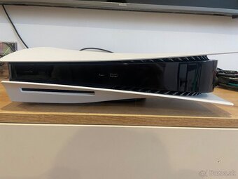 Predám PS5 s mechanikou a dvoma ovládačmi - 5