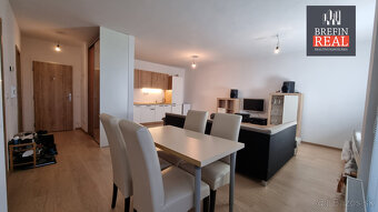 VEĽKÝ 2 izb. BYT, loggia + PARKOVACIE STÁTIE - 5,5 ročná NOV - 5