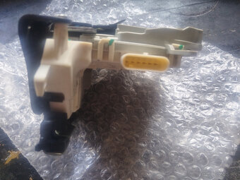 Zámok zadných dverí Audi A4 B8. - 5