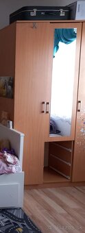 Posteľ, skriňa, stolík - 5
