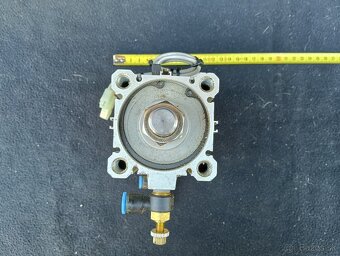 Pneumatický valec SMC 100 mm - 5