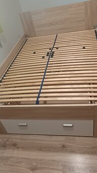 Posteľ 140cm x 200cm s 3 zásuvkami a 2 nočnými stolíkmi - 5