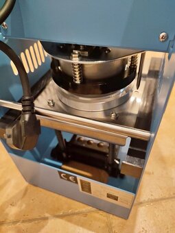 Zatavovací stroj na uzavírání kelímků do gastro provozu - 5