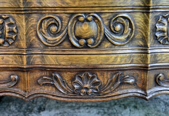 Vyrezávaná dubová komoda - 5