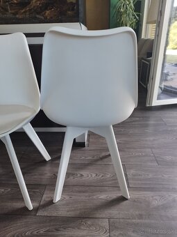 Moderne biele stolicky - 5