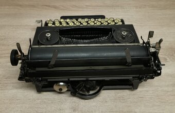 REZERVOVANÝ písací stroj MONICA z roku 1927 - pre zberateľov - 5