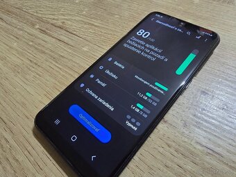 Samsung A20e ma len bezne znamky pouzivania ale ziadne prask - 5