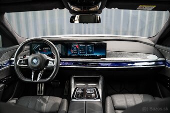 BMW M760e xDrive A/T Na prenájom - 5