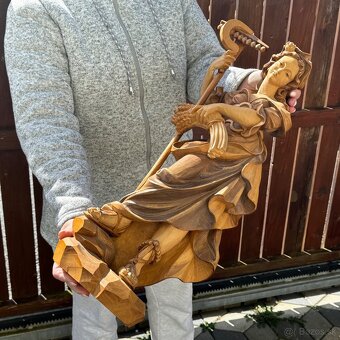 Krásná dřevěná socha svatá Notburga - 5