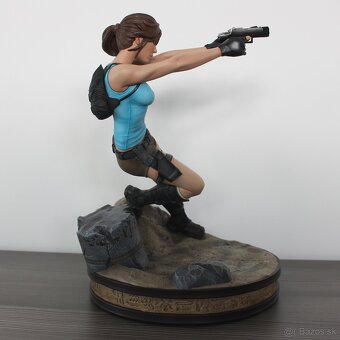 Tomb Raider: Lara Croft socha 1/4 - 5