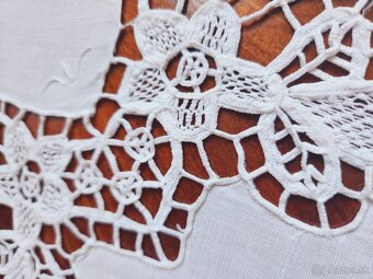 Krásny biely obrus zdobený bohatou ručne šitou krajkou 87x87 - 5