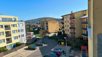 Na prenájom priestranný a čiast.zariadený 2i byt,Opletalova - 5