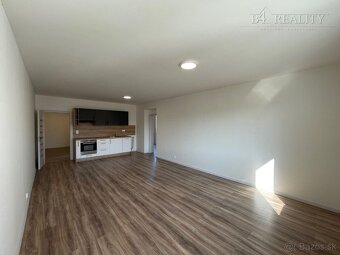 Na prenájom: 3i byt s balkónom, 85 m2 + 2x parkovacie státie - 5