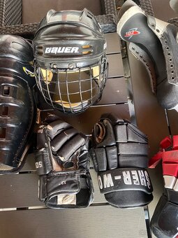 Hokejová výstroj aj s taškou. - 5