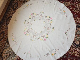 Krásny maslovy kruh zdobený výšivkou ružových a žltých kveto - 5