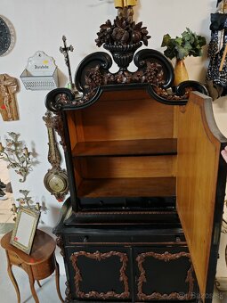 Starožitná vyrezávaná skriňa - 5