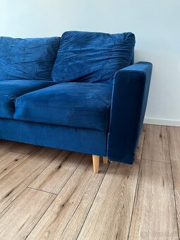 Zamatový modrý gauč - 5