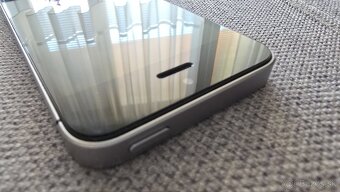iPhone SE bateria 100%, krabica, kabel, puzdro, sklo - 5