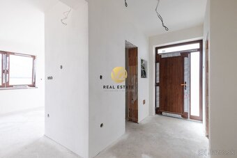 NA PREDAJ – Novostavba pri Lese, priestranný 4-izbový dom – - 5