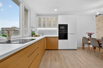 NA PREDAJ ŠTÝLOVÝ 3-IZBOVÝ BYT, KOMPLETNÁ REK., PETRŽALKA - 5