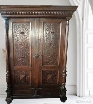 Starožitná rezbovaná skriňa - 5
