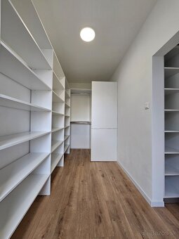 Predam novozrekonstruovany  3 izb. byt s balkonom - 5