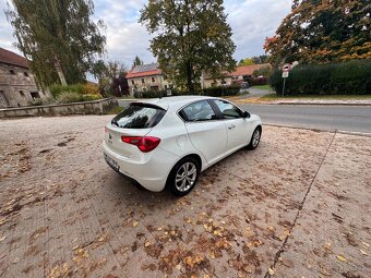 Alfa Romeo Giulietta 2010 1 maj serviska 124t km plně funkčn - 5