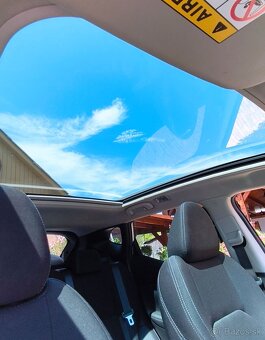 Nissan Qashqai , biela perleť-panoramatická strecha - 5