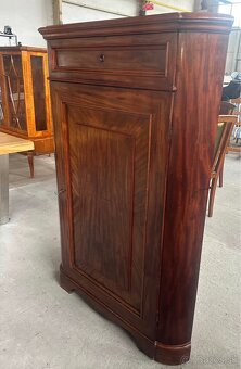 stará vysoká rohová komoda - 5