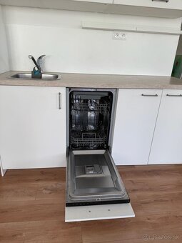 Na predaj: Biela kuchynská linka IKEA – so vstavanými spotre - 5