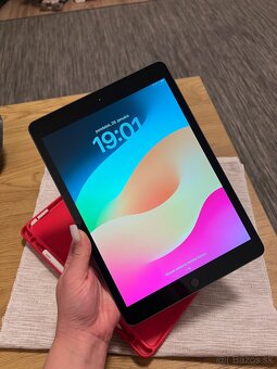 iPad 8 (2020) 32GB + stylus a obal ESR - 5